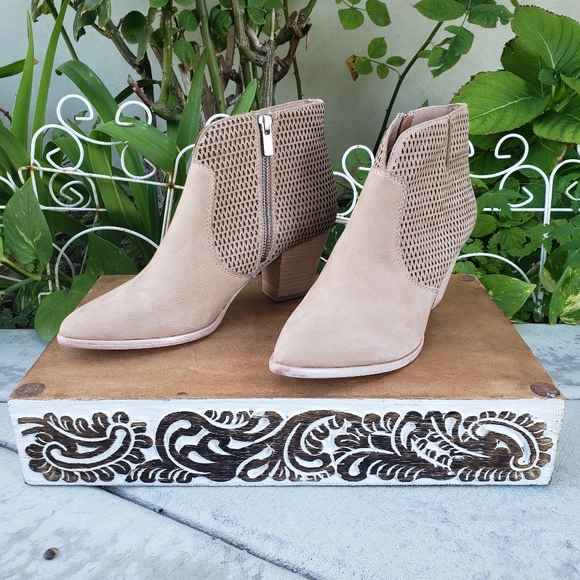 Pretty Perforated Frye Blush Leather Booties - Picture 4 of 7